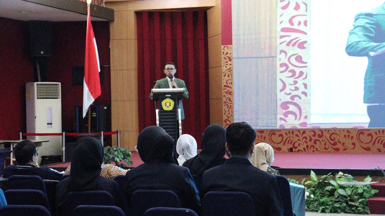 Wakil Dekan I, Fakultas Ekonomi dan Bisnis UPN “Veteran” Jakarta, Dr. Muhammad Anwar Fathoni, MA sedang menyampaikan welcoming speech.